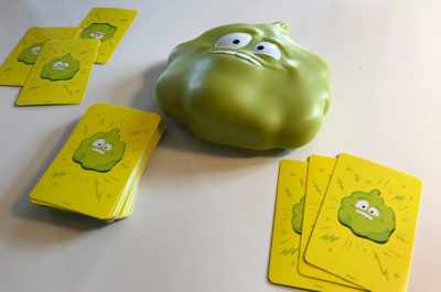 Das Spiel Mister Pups besteht aus dem Kunststoff-Pups und 56 Spielkarten (Fotos: JK).
